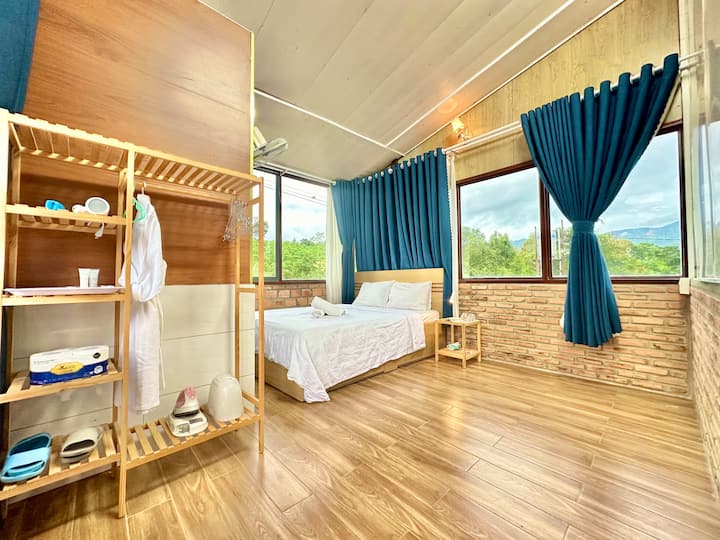 Phòng Hoa Mua thật với cửa sổ nhìn ra núi tại Ven Suối Farmstay